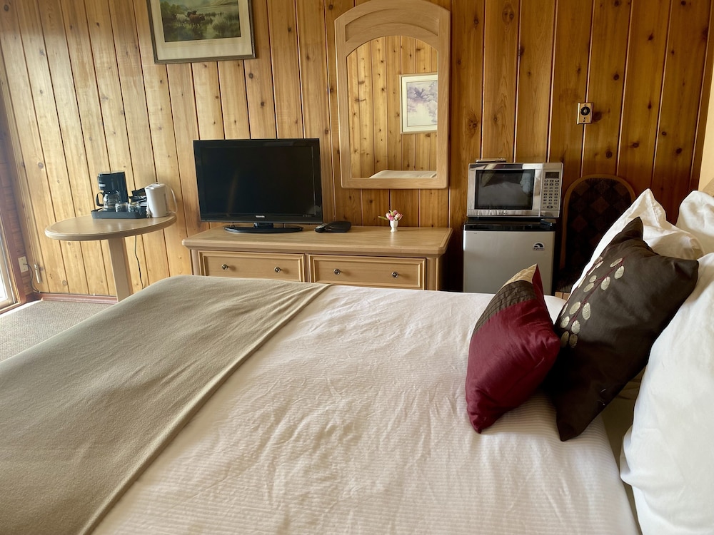 Second Floor, 2 Queen Beds, Mountain View (No Pets) photo 2