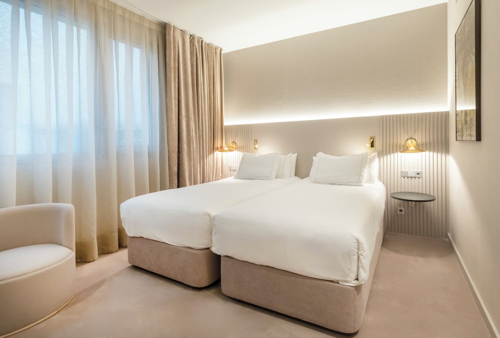 Business Twin Room - Photo 3