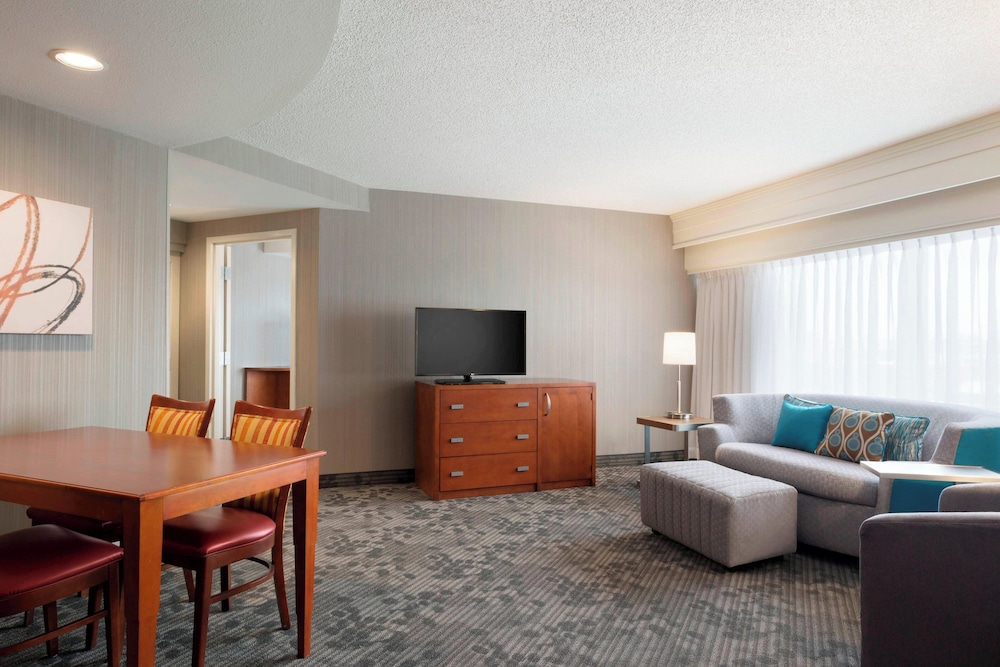 Room, 1 King Bed with Sofa bed, Allergy Friendly (Allergy Friendly) - Photo 3