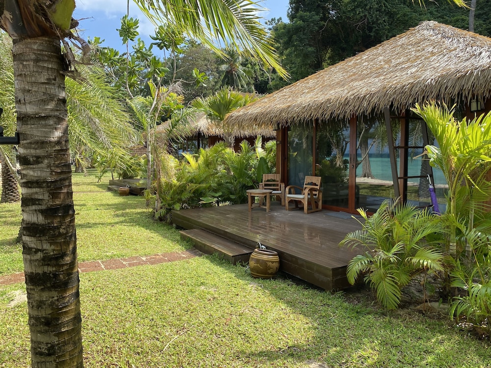 Luxury Beachfront Villa - Photo 15