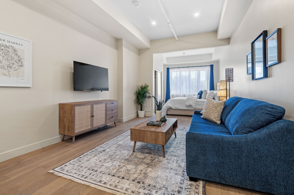 Deluxe Condo (304)