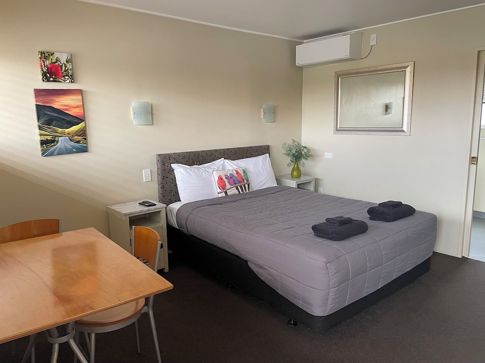 Superior Studio, 1 Queen Bed photo 1