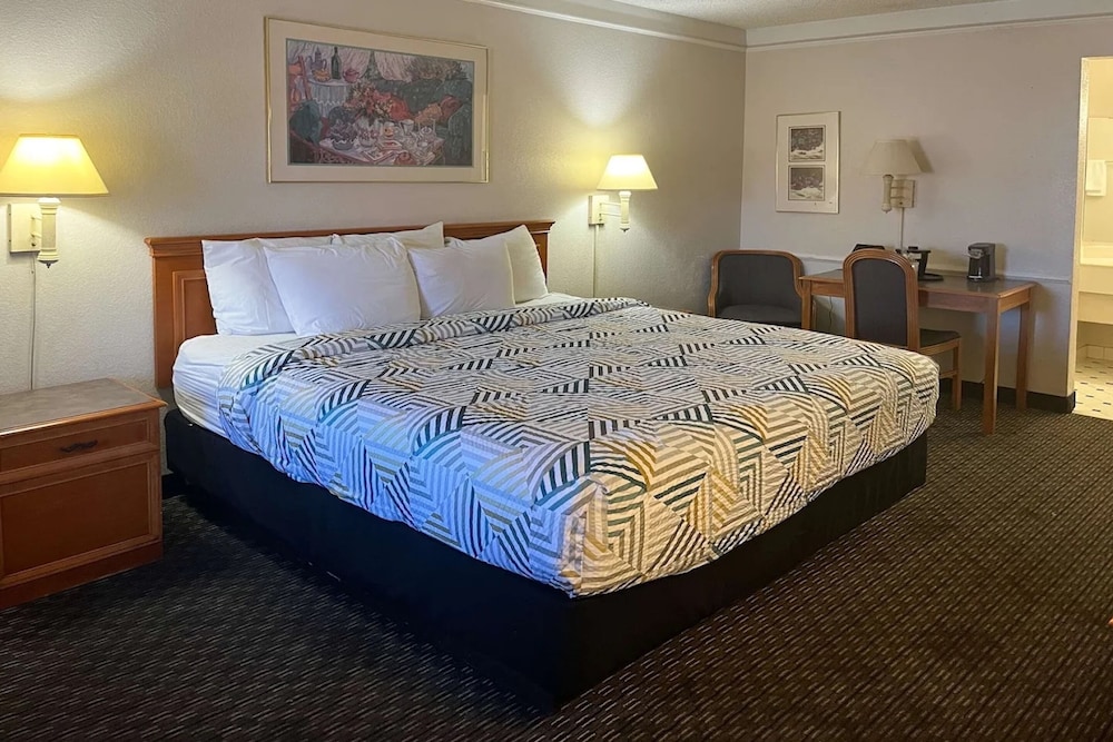 Standard Room, 1 King Bed, Non Smoking - Photo 2
