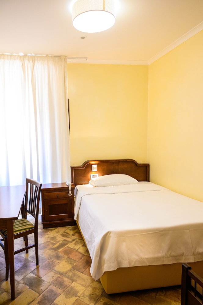 Basic Double Room photo 3