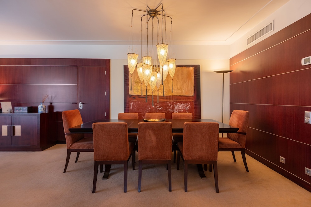 Suite, Multiple Beds (Panoramic) thumbnail 6
