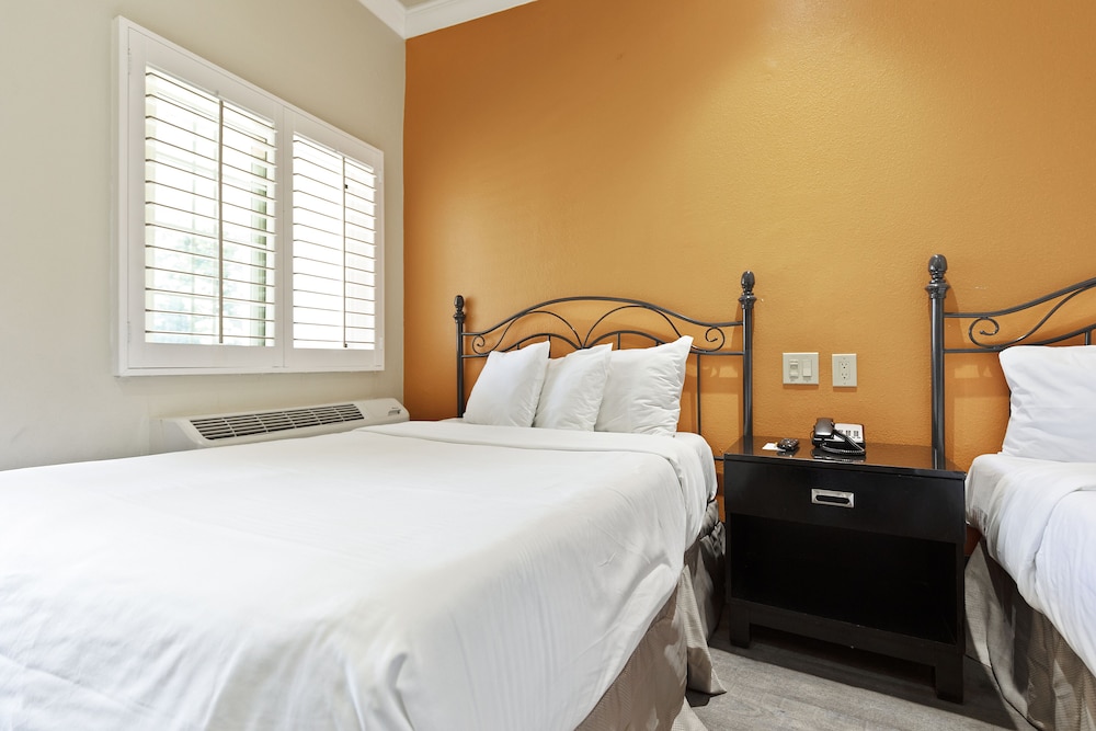 Standard Room, 2 Double Beds, Non Smoking, Balcony (2nd Floor) photo 3