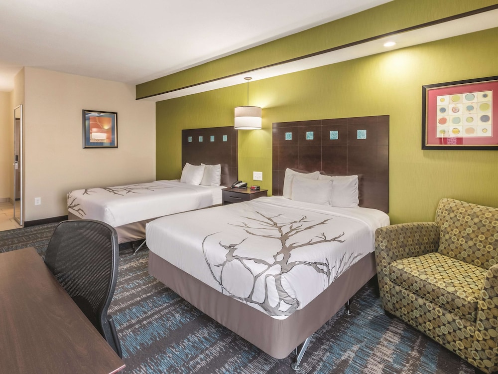 Room, 2 Queen Beds, Non Smoking - Photo 11