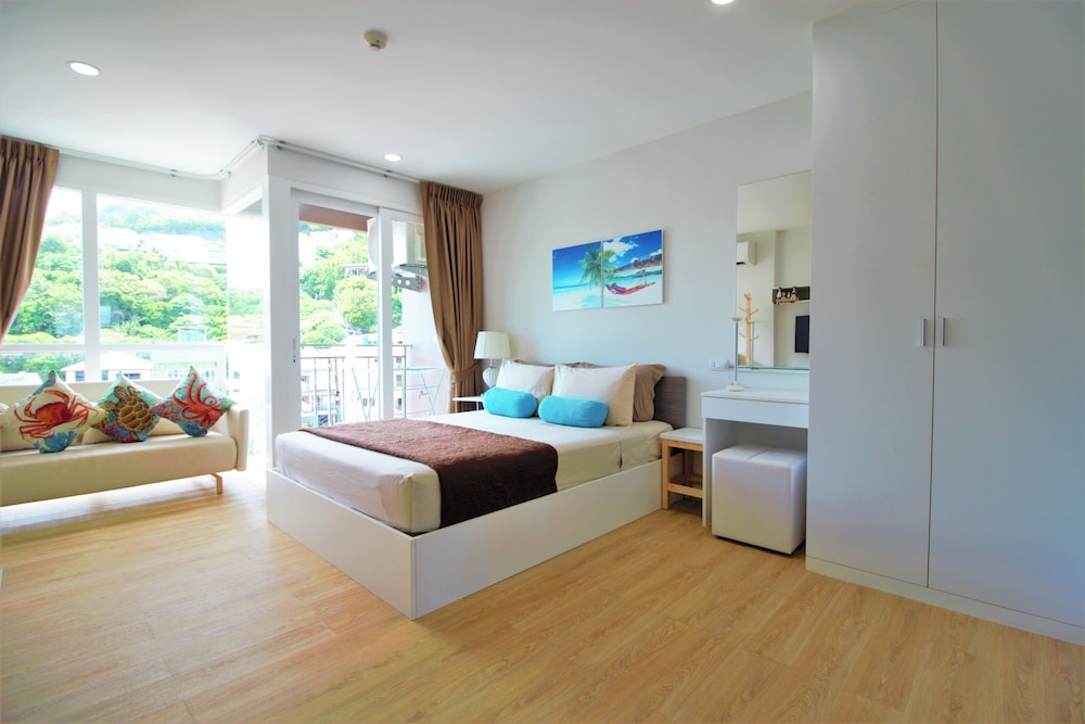 Superior Studio, 1 Queen Bed, Balcony, Mountain View photo 1