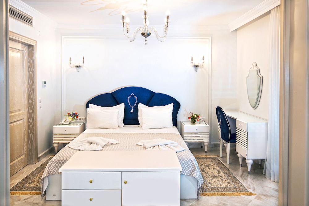 Deluxe Suite, 1 King Bed with Sofa bed, Sea View photo 3