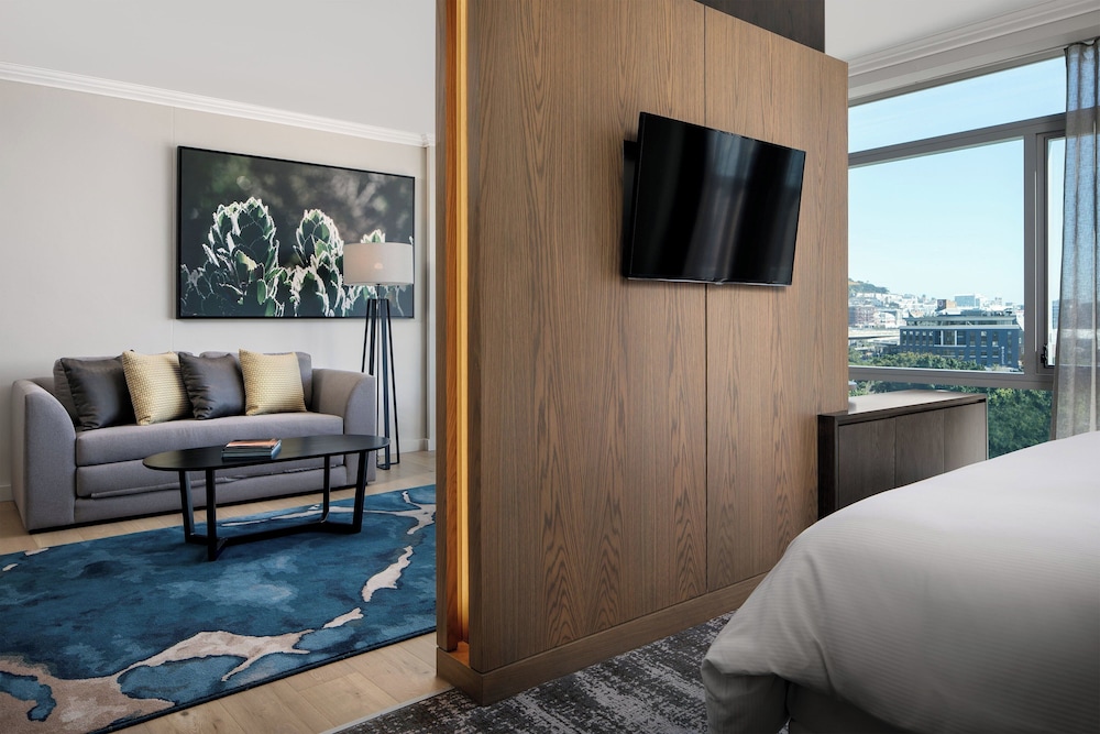 Junior Suite, 1 King Bed with Sofa bed - Photo 11