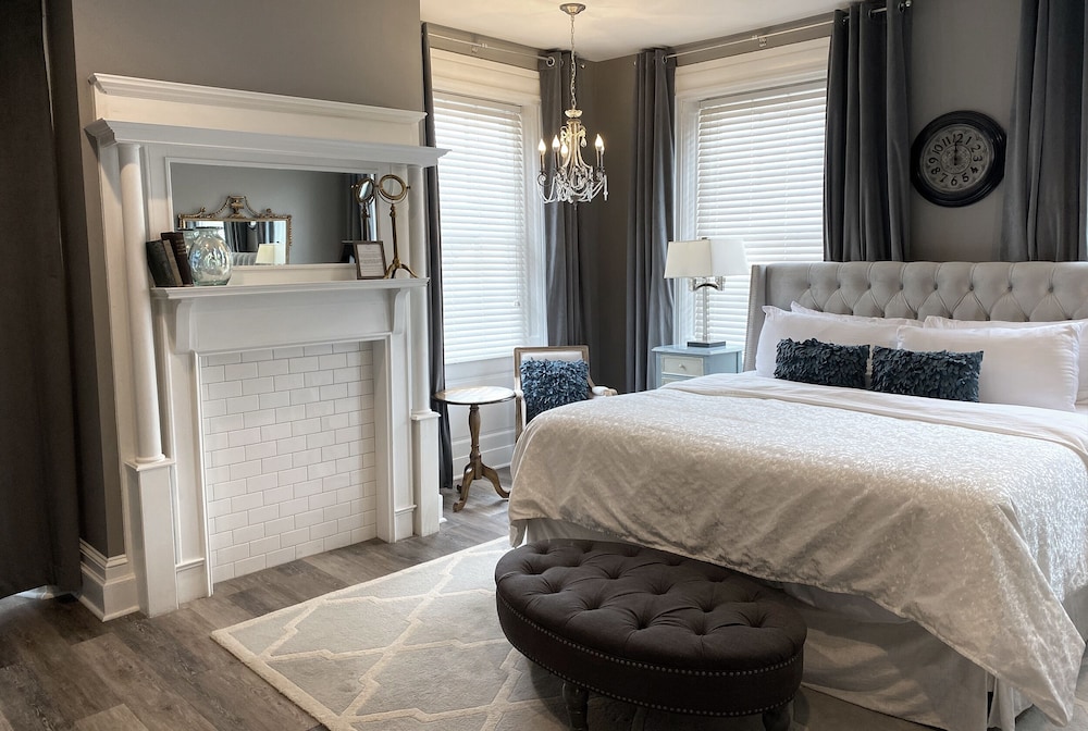 Room, 1 King Bed (The Henley) photo 1