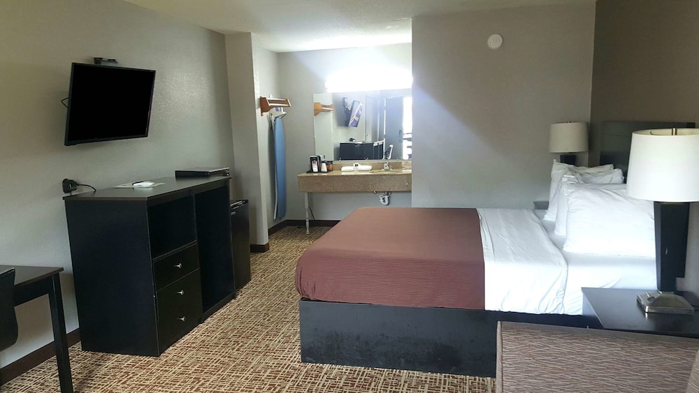 Room, 2 Queen Beds, Smoking photo 3