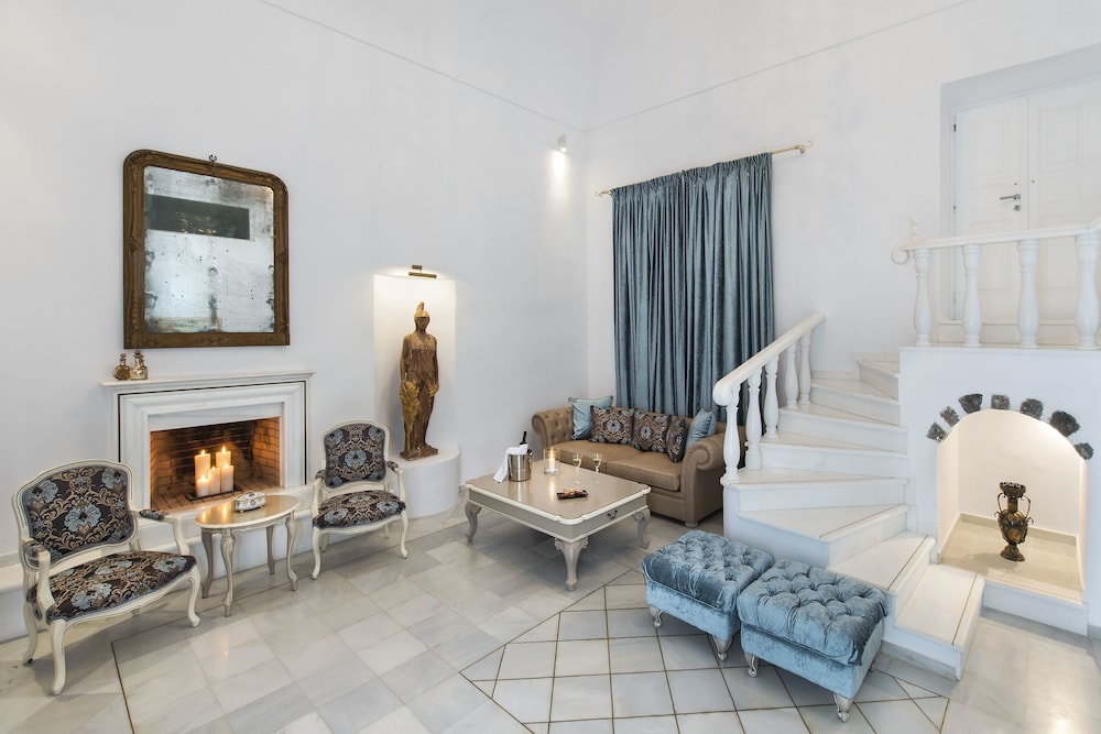 Royal Suite with Outdoor Hot Tub - Photo 8