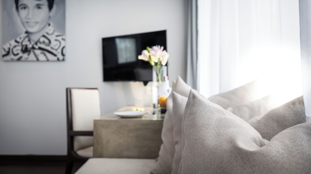 Deluxe King Room Free Laundry + Daily 90Min Massage + Mini Bar + Round Trips Airport Transfers - Photo 3