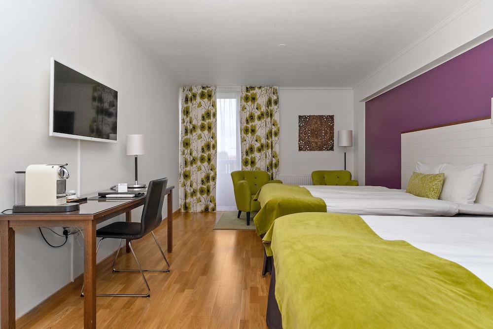 Deluxe Room, 1 Queen Bed, Non Smoking - Photo 3