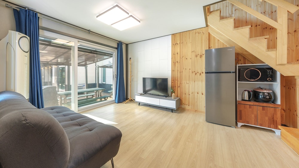 Basic Room, 1 Bedroom (Room 105 (Duplex / Private BBQ))
