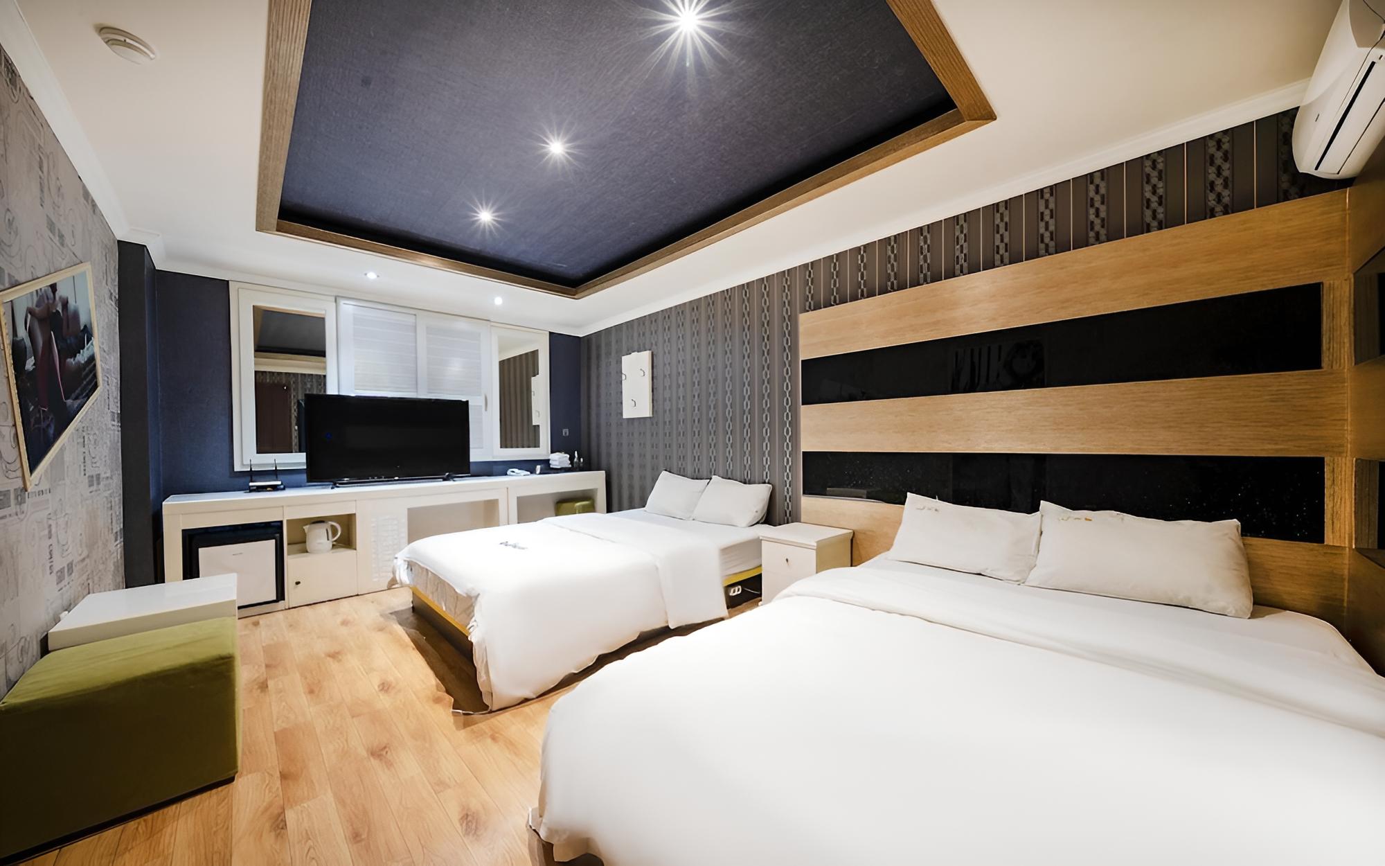 Room (Deluxe room (two beds queen + queen N) - Photo 5