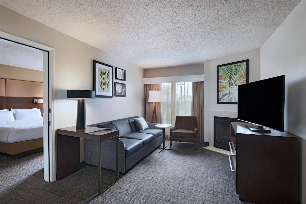 Suite, 2 Bedrooms, Fireplace (Mobility/Hearing Access, Roll-in Shwr) thumbnail 6