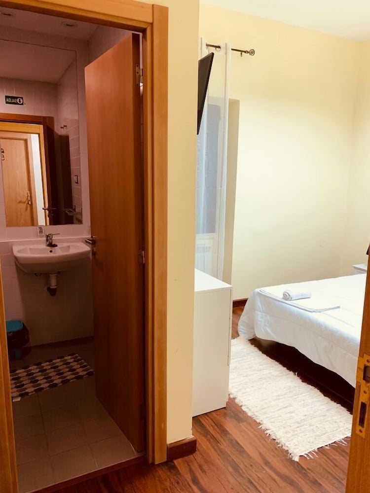 Double or Twin Room - Photo 5