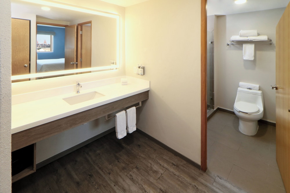 Suite, 1 Bedroom, Harbor View - Photo 6