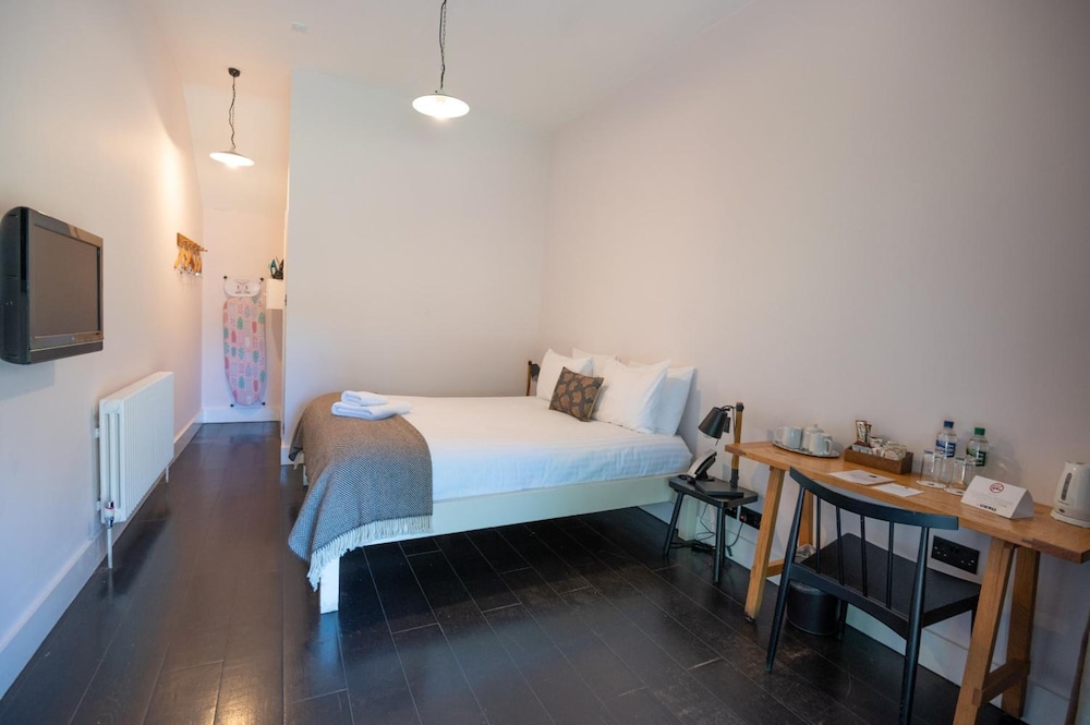 Classic Room, 1 King Bed, Non Smoking photo 3