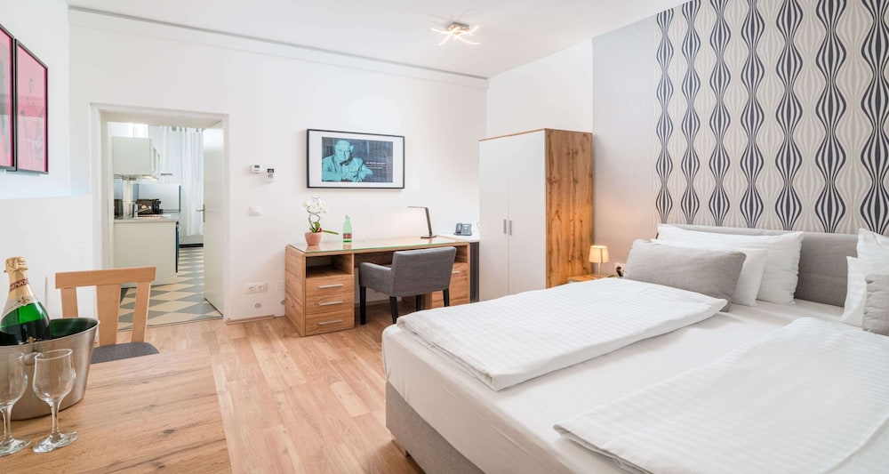 Comfort Suite, 1 King Bed, Kitchenette (Dining Table) photo 2