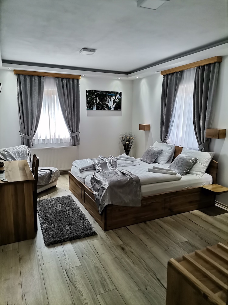 Deluxe Room, 1 Queen Bed, Non Smoking photo 1