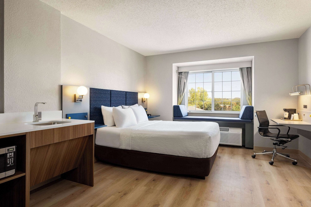 Studio Suite, 1 Queen Bed, Accessible - Photo 3
