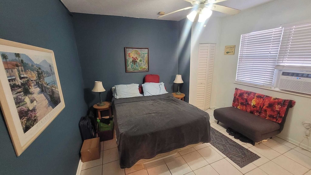 #5 =Ocean Breeze = 1 bedroom with a queen sized bed