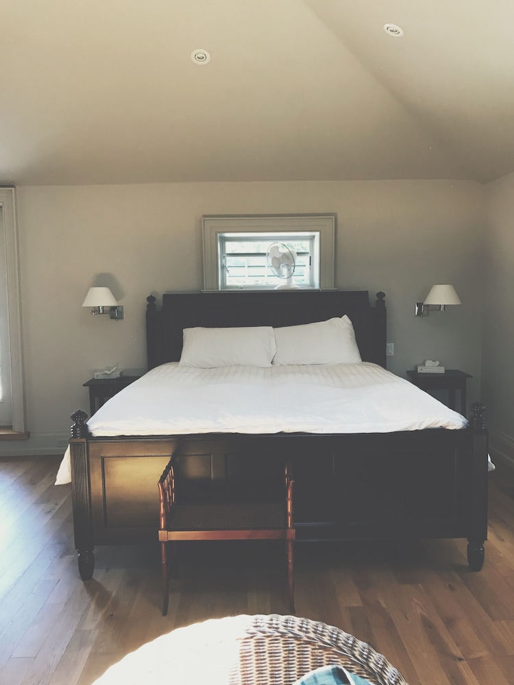 Premium Studio Suite, 1 King Bed, Balcony