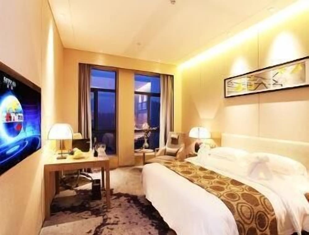 Deluxe Room, 1 King Bed, Smoking photo 3