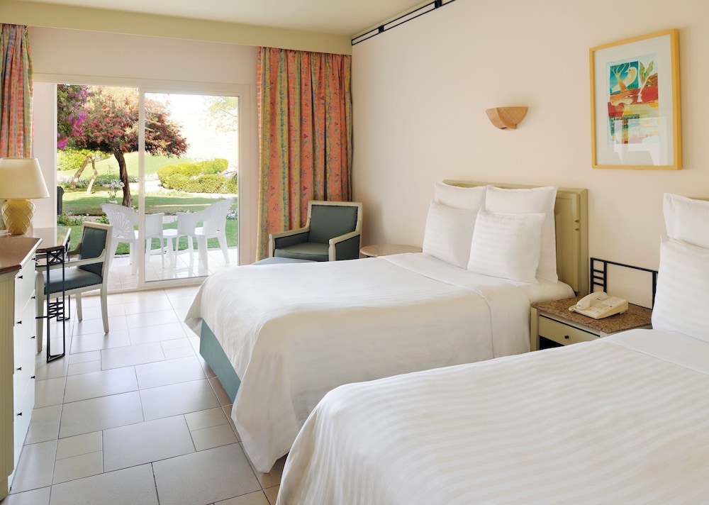 Deluxe Room, 2 Queen Beds, Garden View, Beachside photo 3