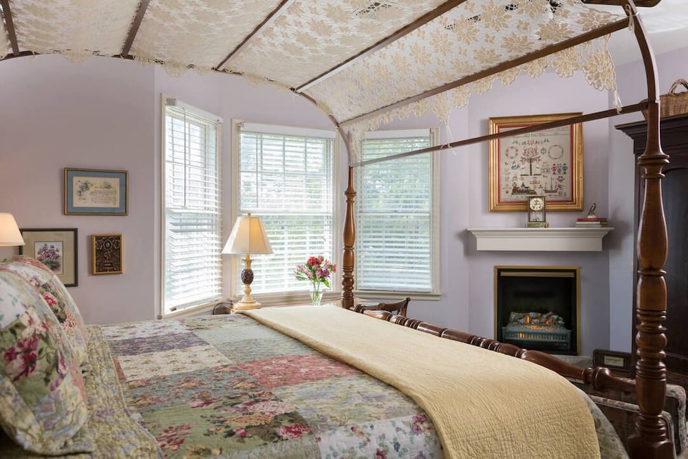 Room, 1 King Bed, Fireplace
