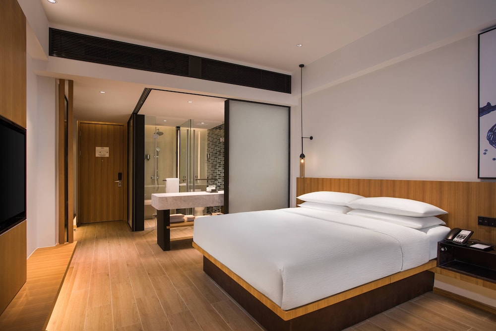 Deluxe Room, 1 King Bed