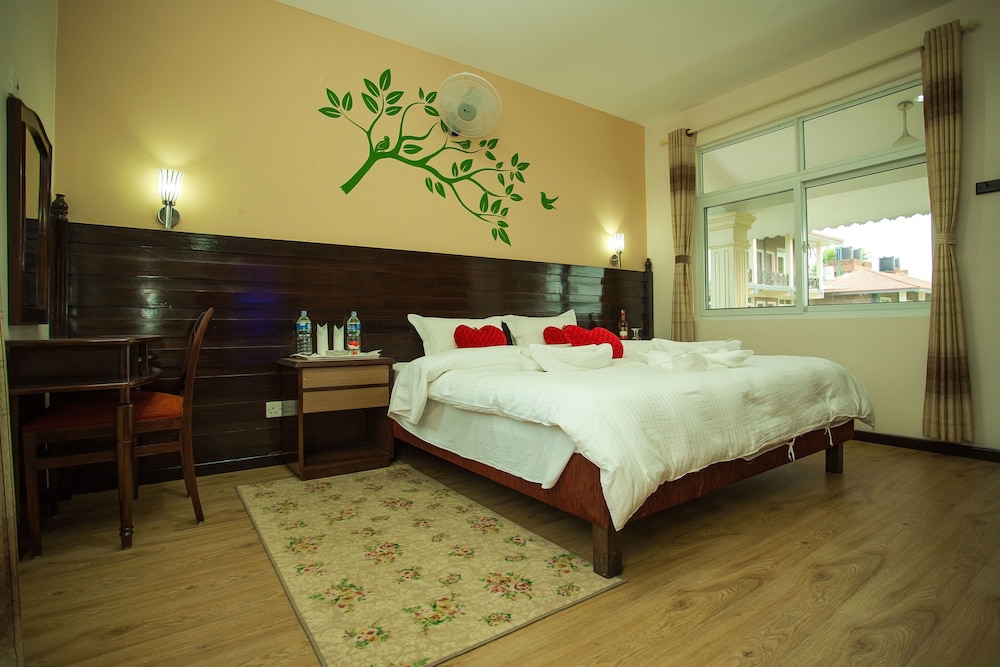 Deluxe Suite, 1 King Bed, Non Smoking, Garden View