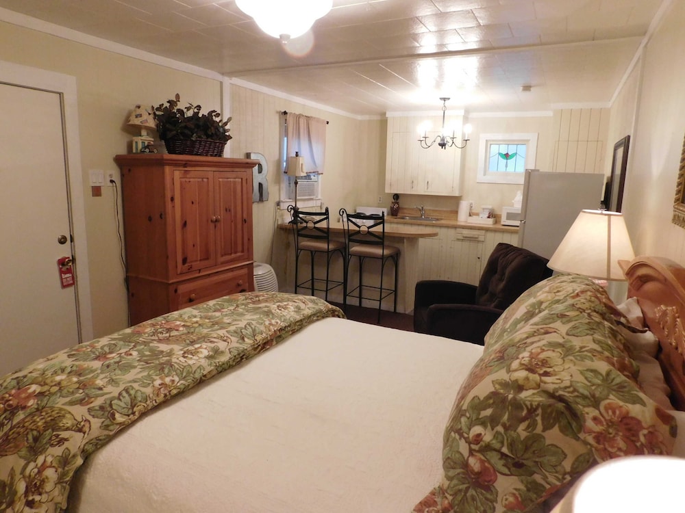 Single Queen Suite