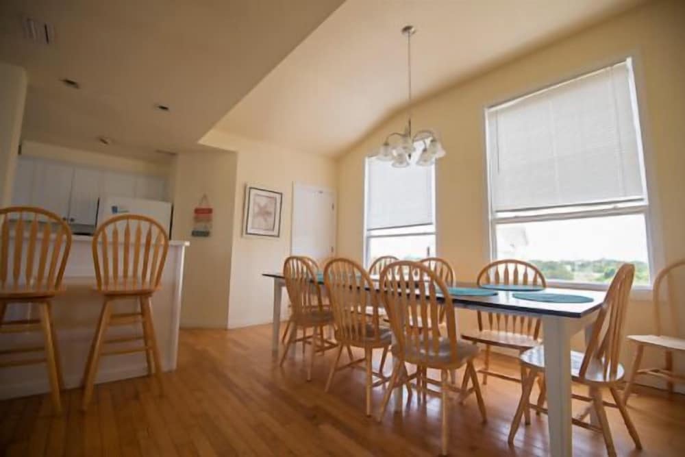 92 – Oceanfront 2 story cottage photo 3