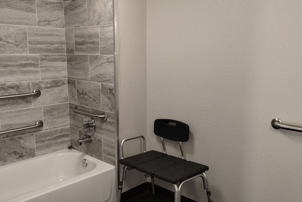Room, 1 Queen Bed, Accessible, Bathtub (Mobility/Hearing, Grab bars) - Photo 12