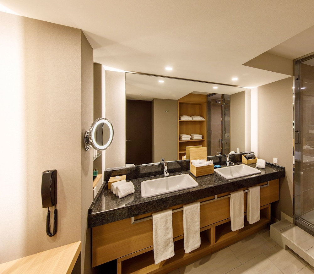 Nikko Executive Suite, Non-Smoking thumbnail 5