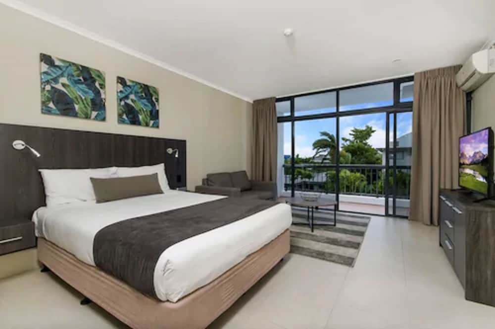 Superior + balcony (pool)