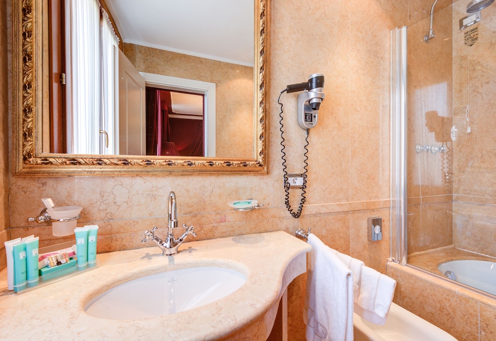 Superior Double or Twin Room thumbnail 6