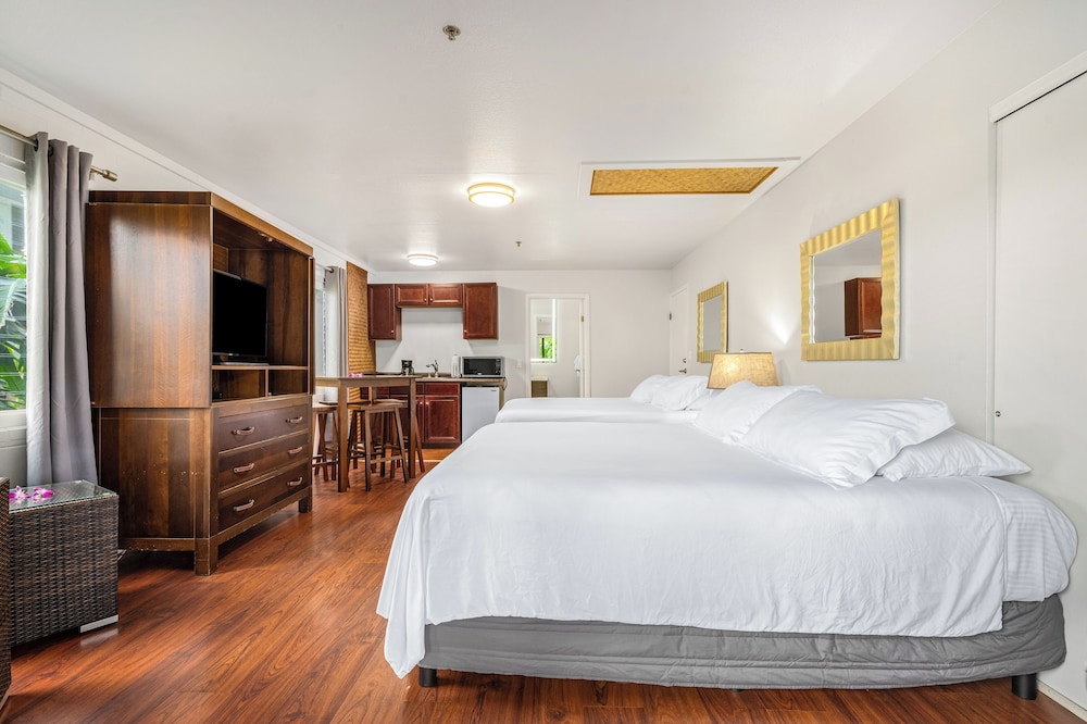 Studio Suite, 2 King Beds, Bay View