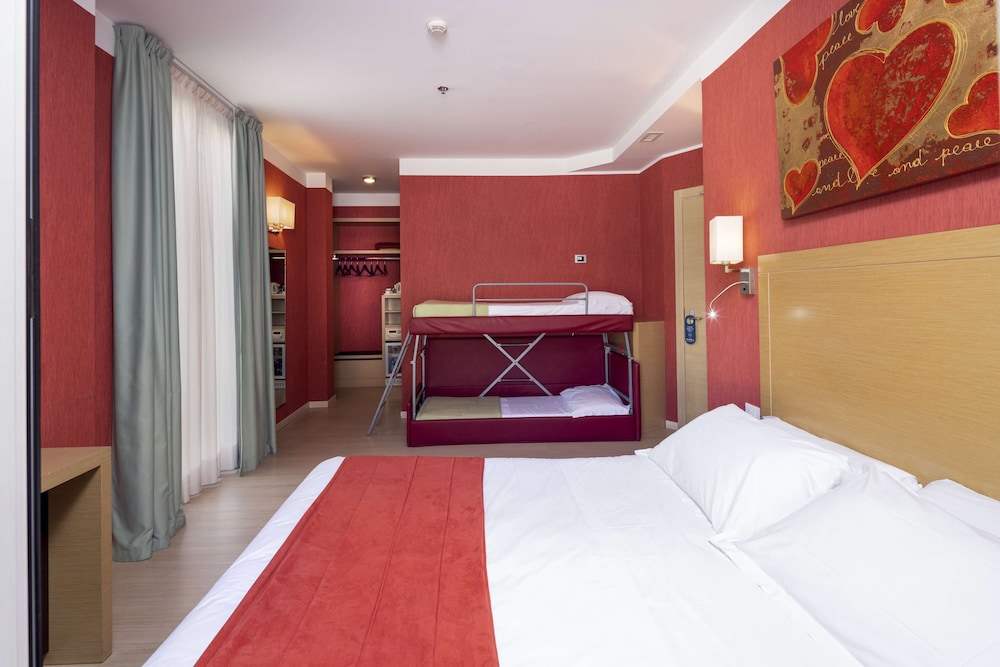 Family Room, 1 King Bed, Non Smoking (Bunk beds) - Photo 3