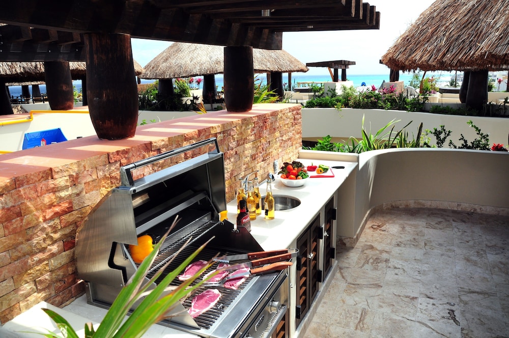 Deluxe Penthouse, 3 Bedrooms, Partial Ocean View - Photo 3