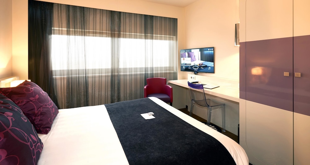Standard Room, 1 Queen Bed, Non Smoking - Photo 5
