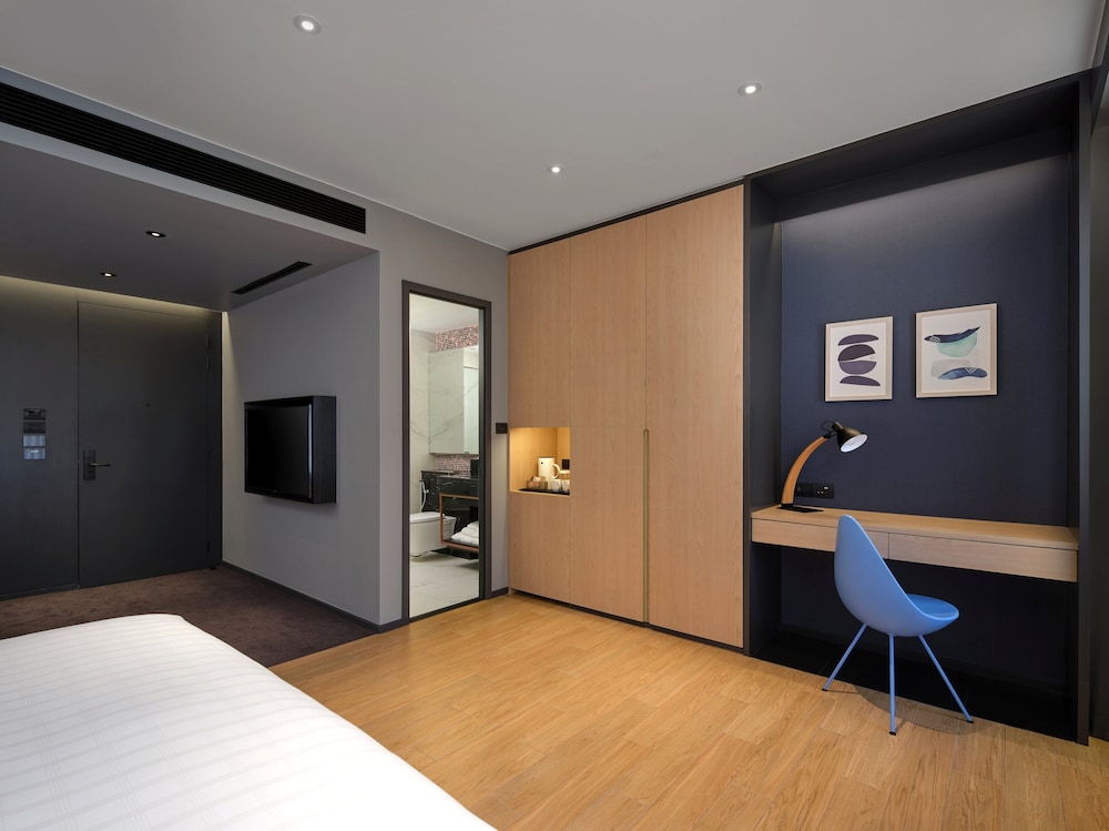 Premium Room, 1 King Bed thumbnail 5