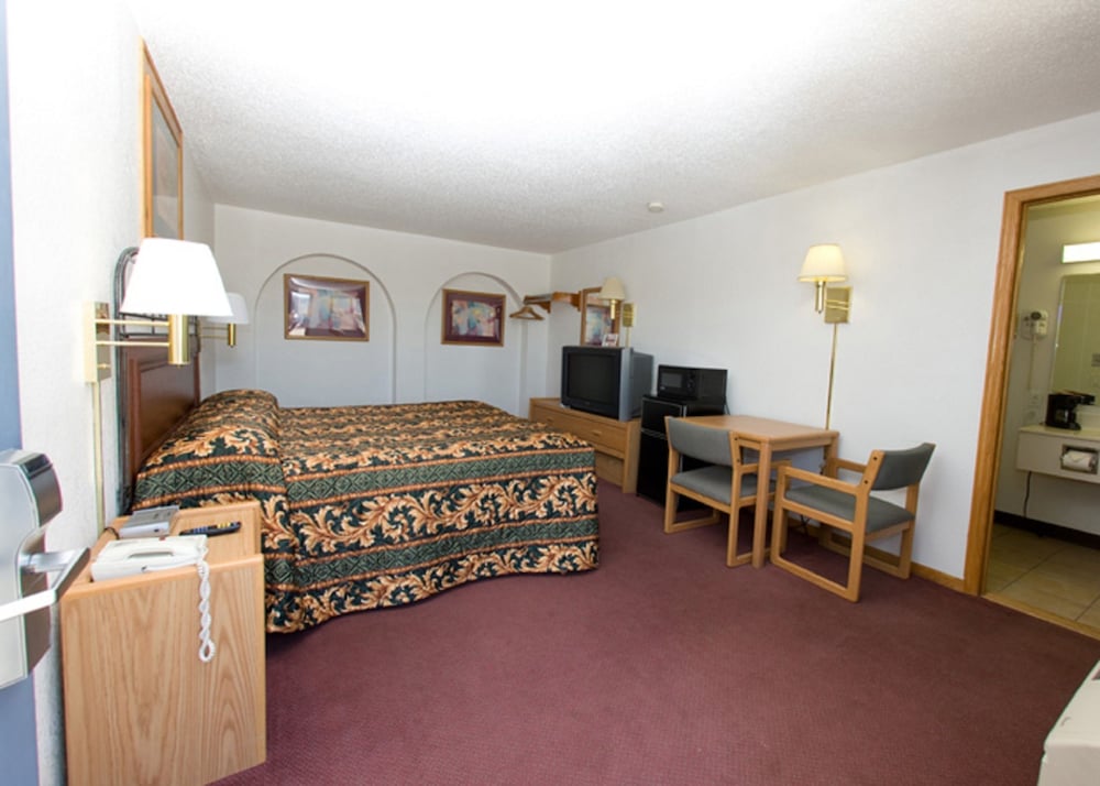 One king bed non smoking photo 2