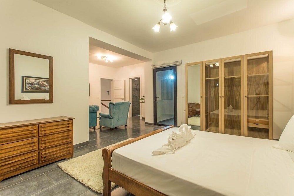 Luxury Villa, 4 Bedrooms photo 2