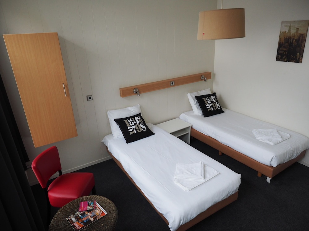 Economy Twin Room, Shared Bathroom photo 2
