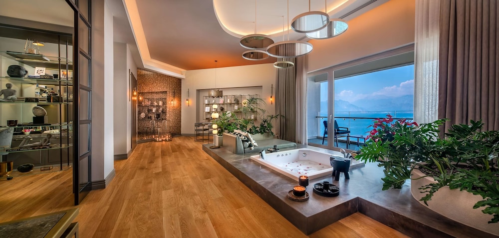Ocean Suite (Urban Chic Lounge Access) thumbnail 5